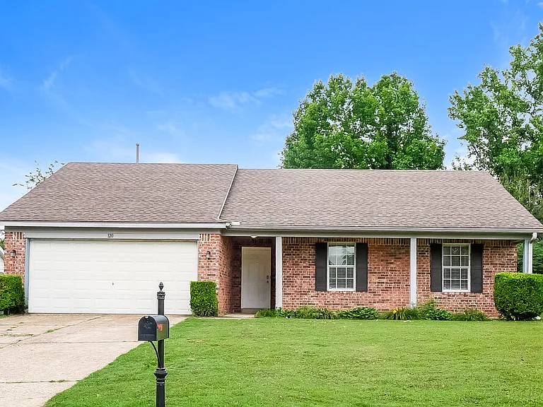120 Pinewood Dr — Photo 1