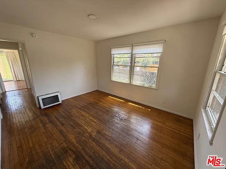 802 Superba Ave — Photo 5