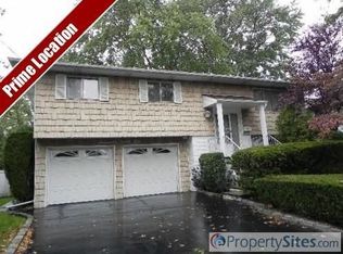 1794 Roberta Ln, Merrick, NY 11566