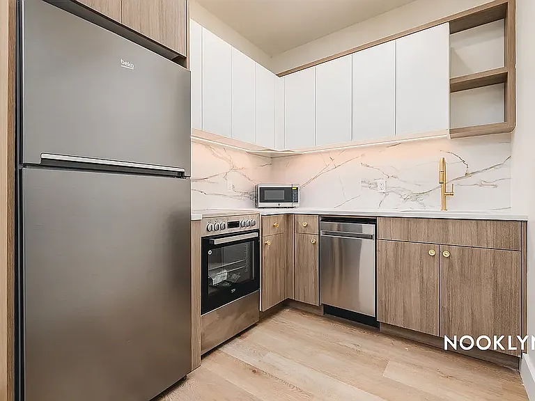 27-16 21st St #7C — Photo 1