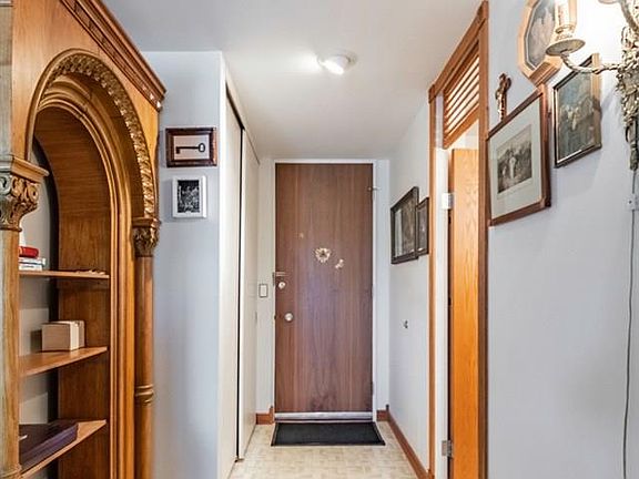 4th image of 3000 Farnam St #4MN