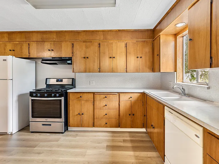 704 Windsor Dr — Photo 18