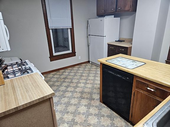 4th image of 121 N Lincoln St
