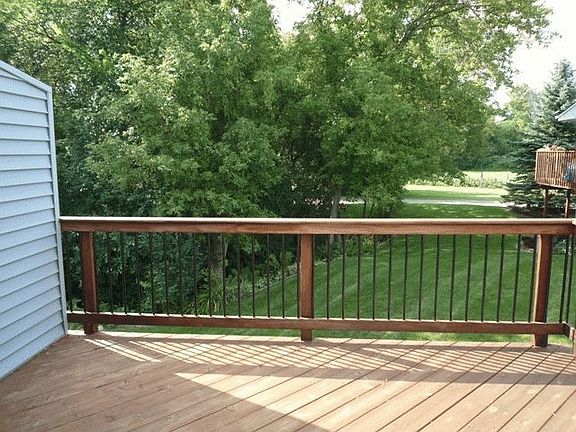 Newer Deck overlooking wooded yard!