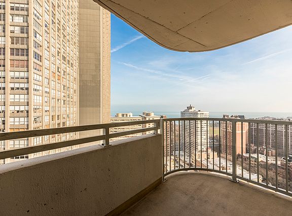 3rd image of 3930 N Pine Grove Ave APT 2815