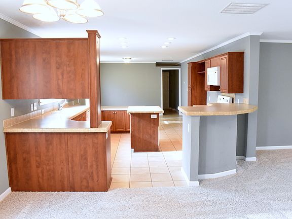 Bar/Open Concept Kitchen