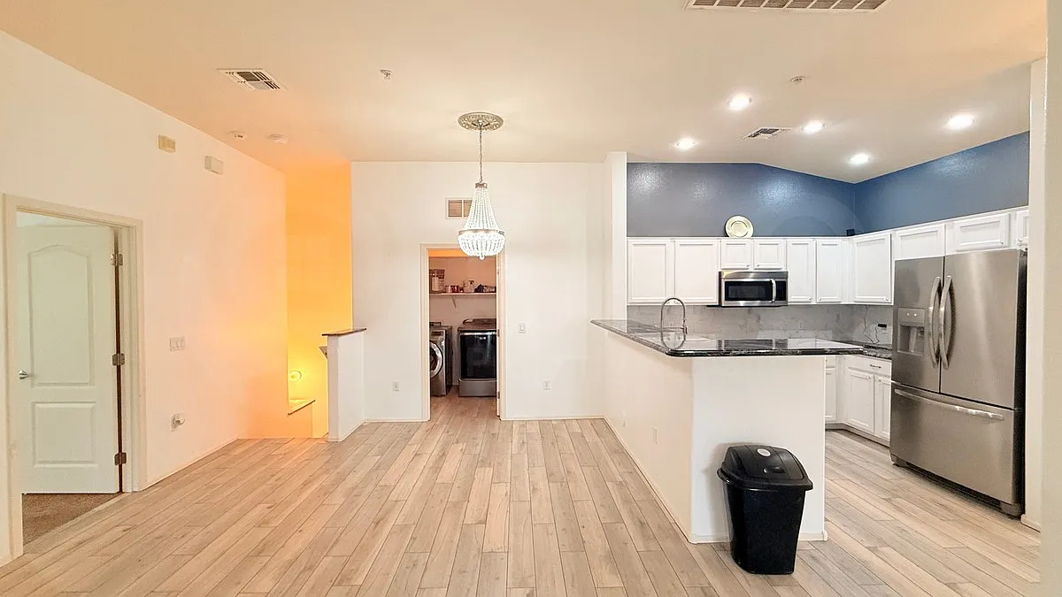 2 bed, 2.0 bath, 1135 sqft, $1,999 — Photo 2