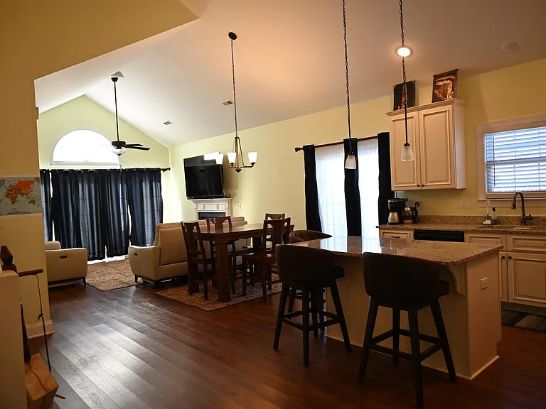 140 Aynsley Ln — Photo 3