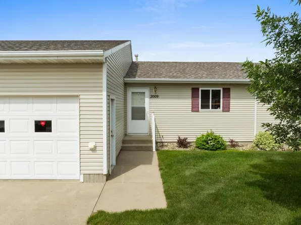 2009 14th St NW, Minot, ND 58703