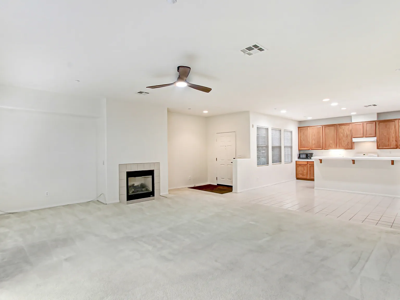 3 bed, 2.5 bath, 1696 sqft, $3,100 — Photo 2