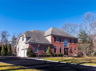 2 N Equestrian Ct, Hauppauge, NY 11788