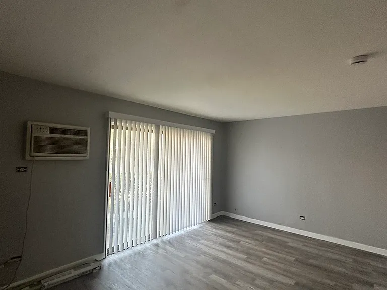 1015 E 150th Pl #3E — Photo 4