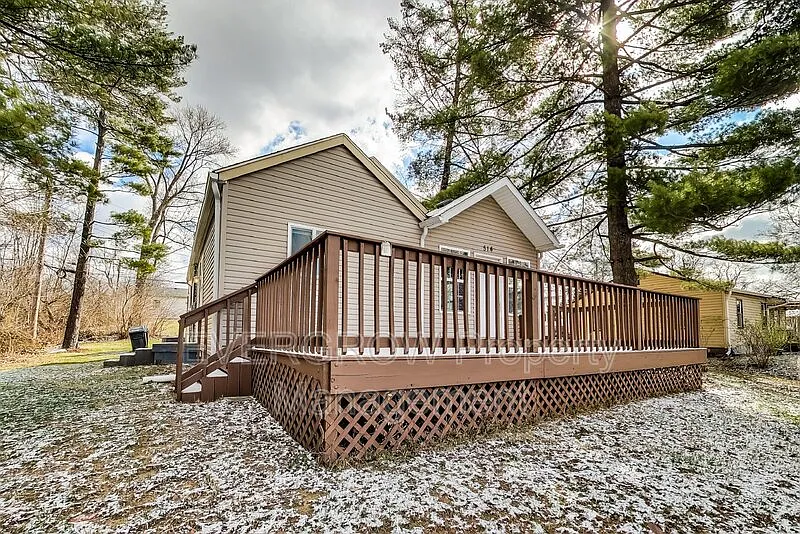 3 bed, 1.0 bath, 1002 sqft, $1,525 — Photo 2