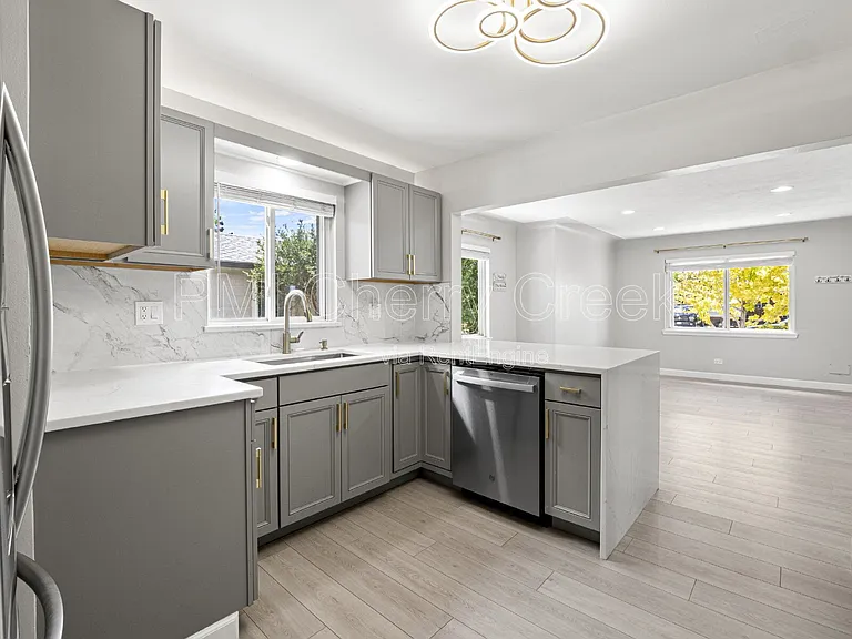 550 Winona Ct — Photo 7