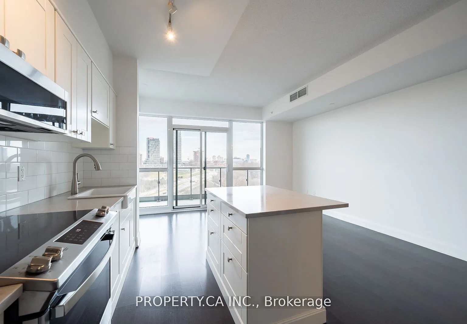 Scenic on Eglinton III — Photo 4