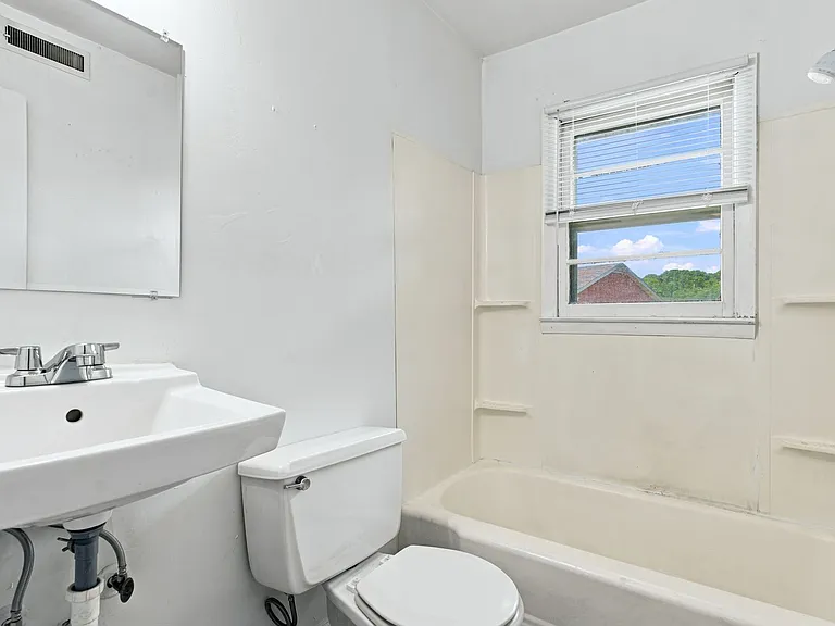 1300 Lola Ave — Photo 18