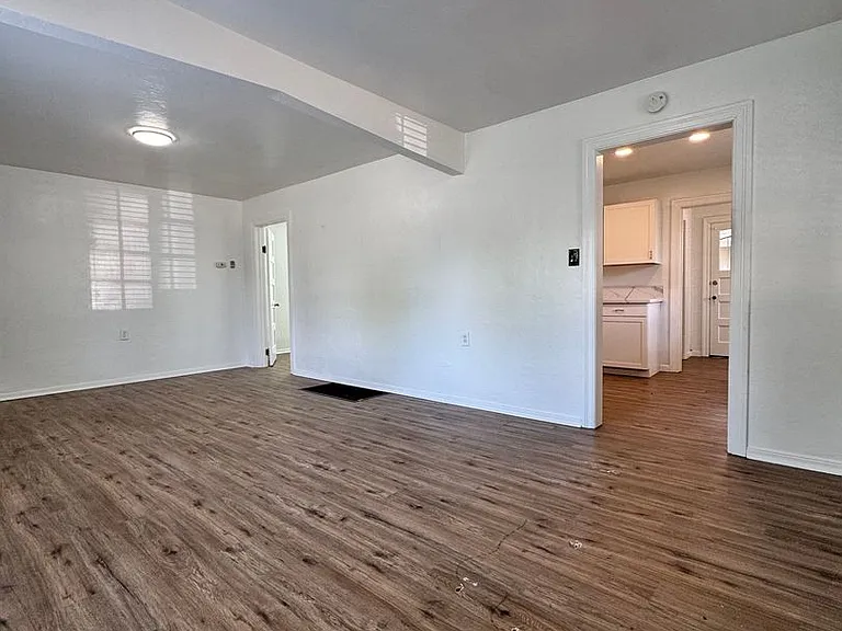 302 E Locust St — Photo 5