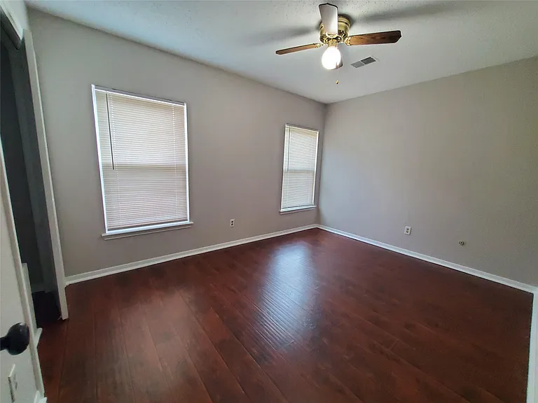 3323 Green Fields Dr — Photo 15