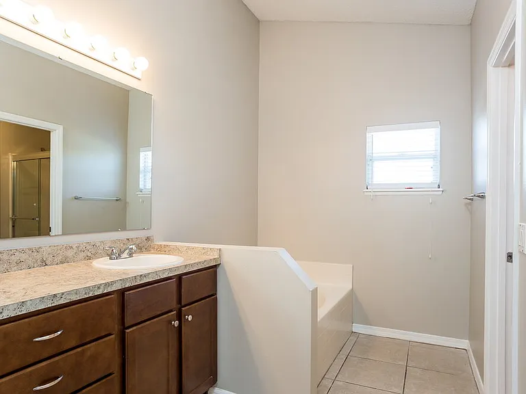 142 Woodbury Pines Cir — Photo 8