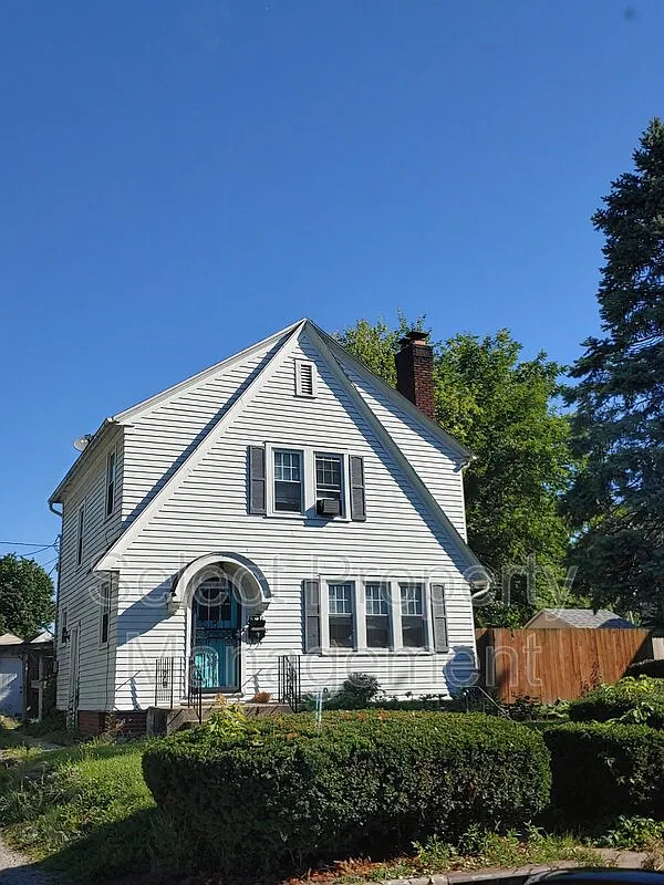 3 bed, 1.0 bath, 1216 sqft, $1,575 — Photo 1