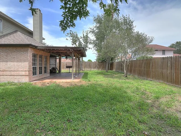 7810 Duchess St — Photo 3