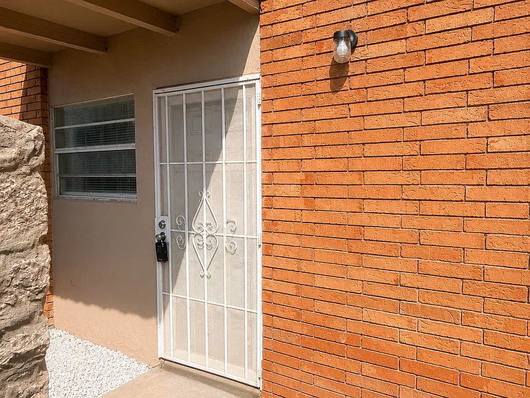 1491 E Alamo St — Photo 2
