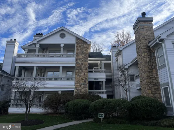 13070 Autumn Woods Way APT 304, Fairfax, VA 22033