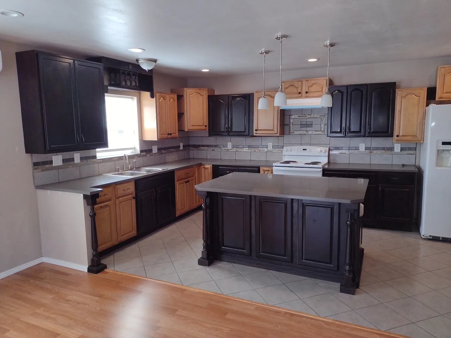 3 bed, 1.5 bath, 1200 sqft, $1,995 — Photo 2