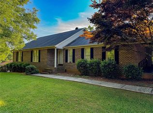 207 Parker Rd, Mount Airy, NC 27030