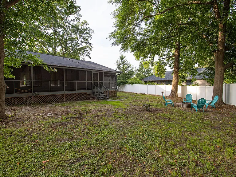 140 Land Of Lakes Cir — Photo 32