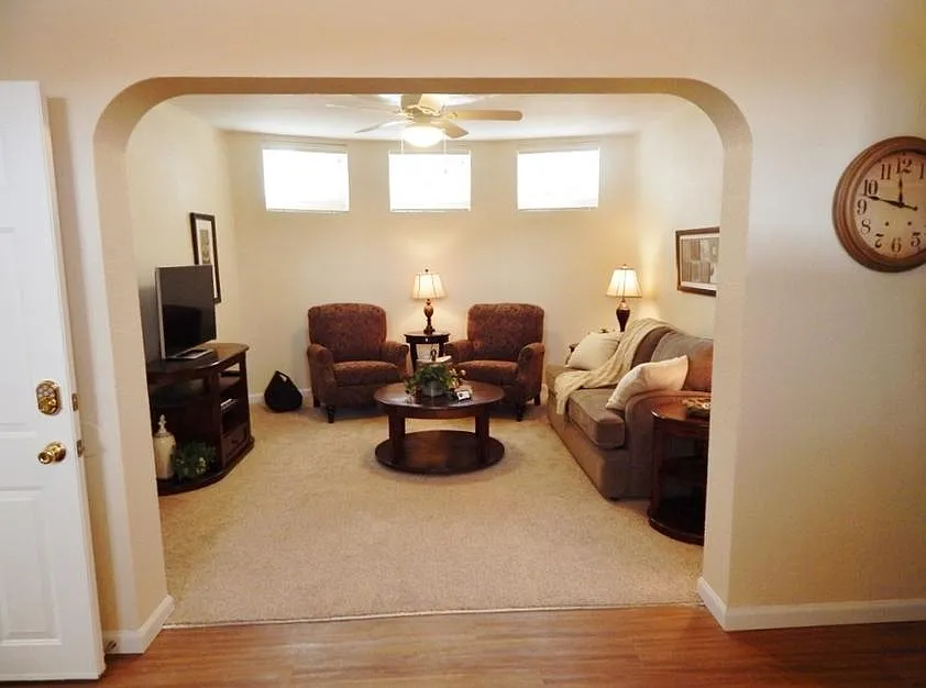 2 bed, 900 sqft, $2,000 — Photo 3