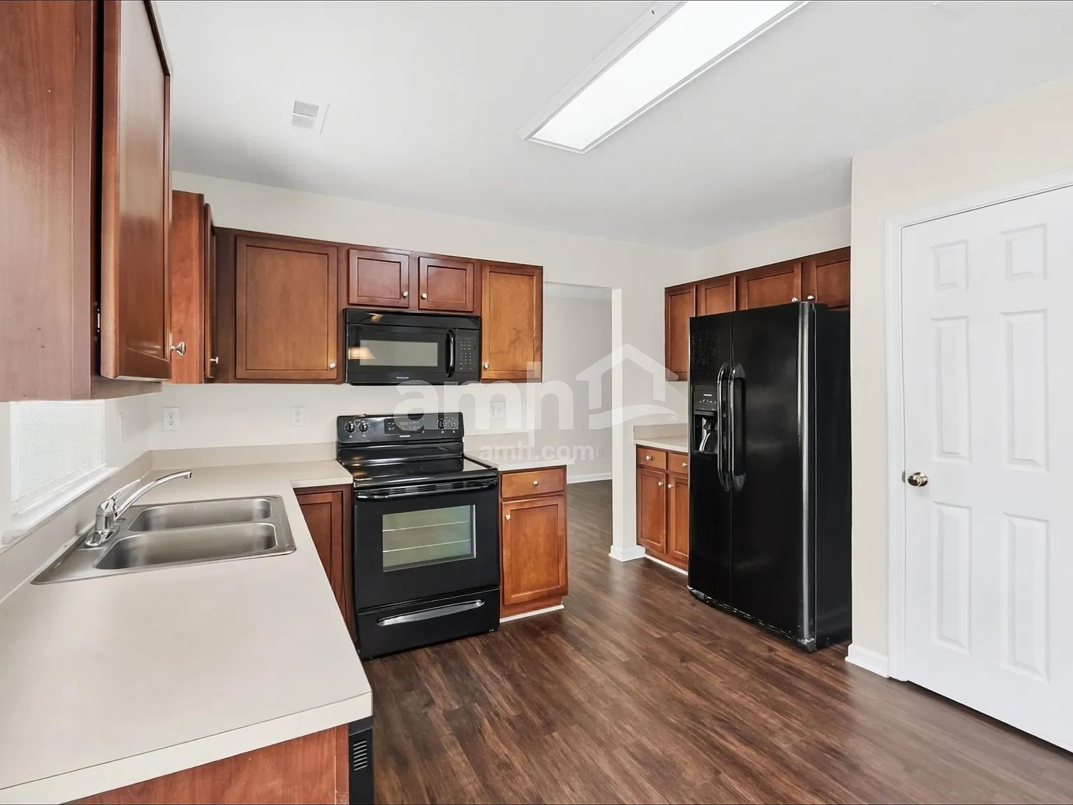4 bed, 2.5 bath, 2042 sqft, $2,275 — Photo 4
