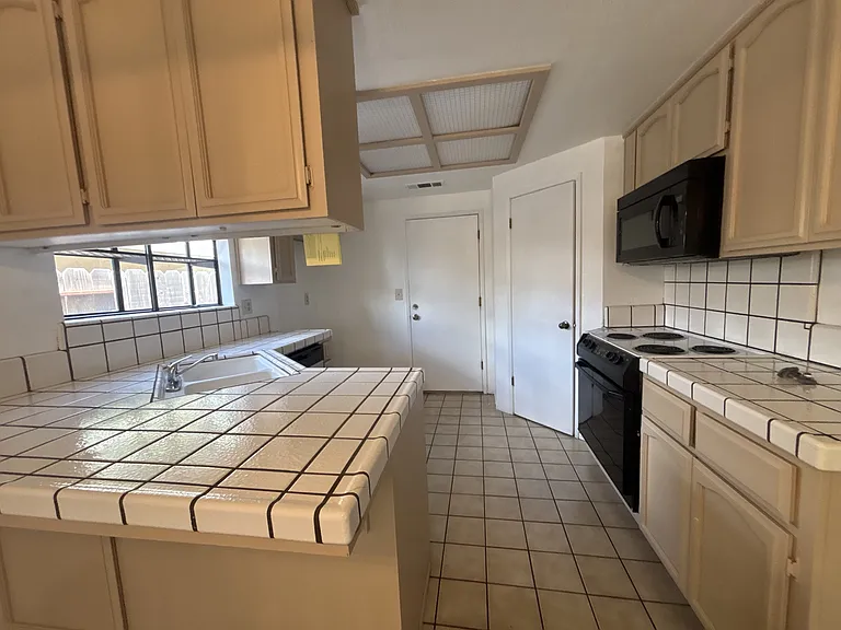 5208 Maximillian Dr — Photo 5