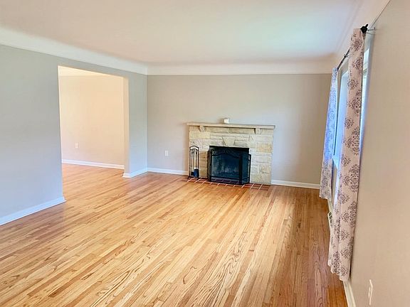 3rd image of 1538 Robinway Dr