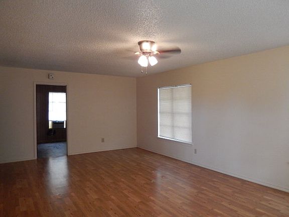 2nd image of 1401 E Henrietta Ave