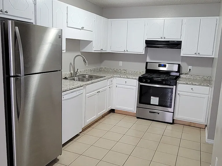 5800 Sara St #B — Photo 4