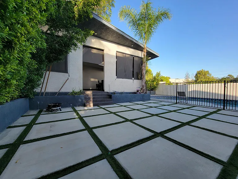 10730 Helendale Ave — Photo 44