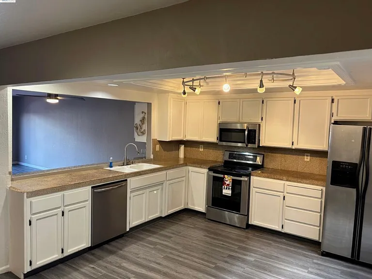 2043 Sand Point Rd — Photo 2