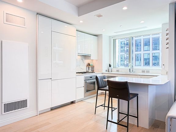 5th image of 133 Seaport Blvd #803