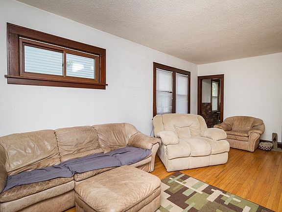 2nd image of 849 Rose Ave E