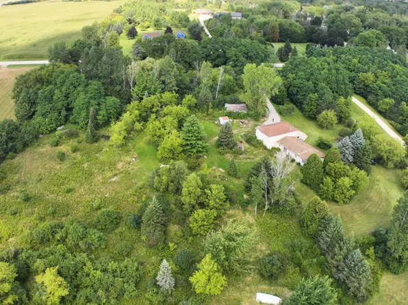 1093 Ulao PARKWAY, Grafton, WI 53024