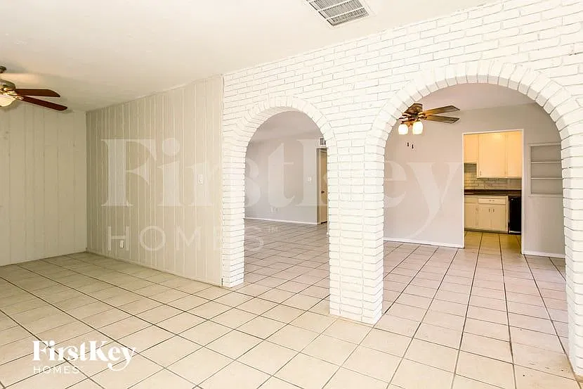 4 bed, 2.0 bath, 1678 sqft, $2,890 — Photo 4