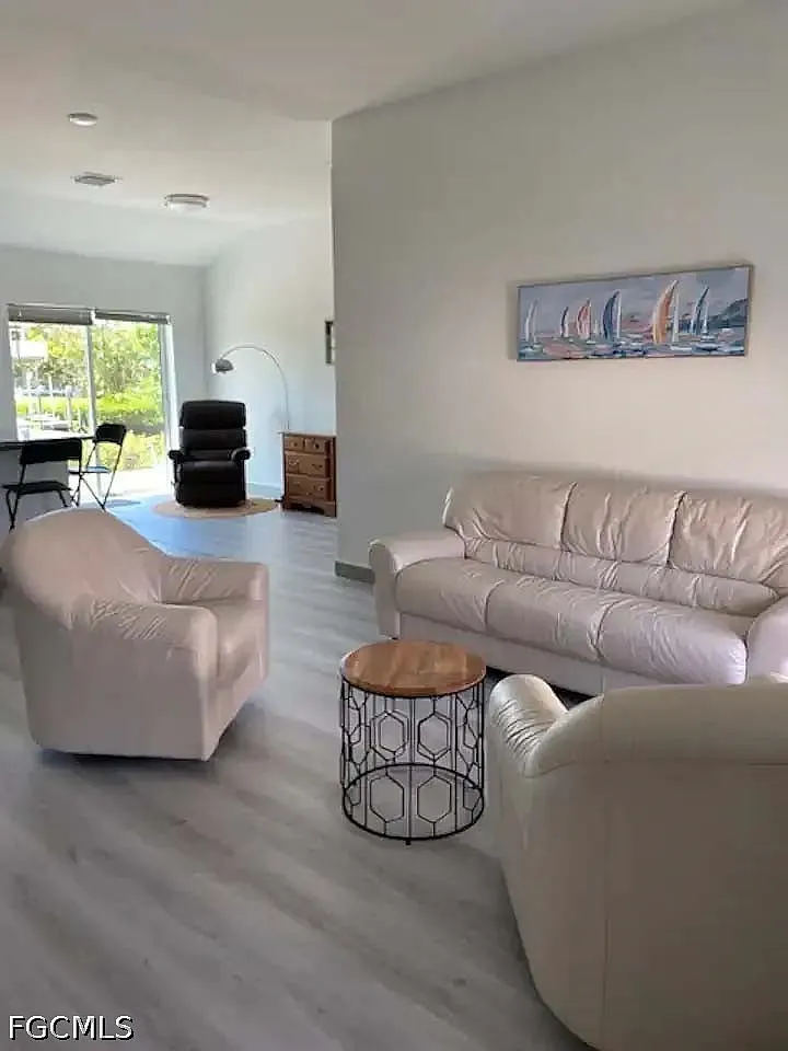 3 bed, 2.0 bath, 1398 sqft, $2,390 — Photo 4