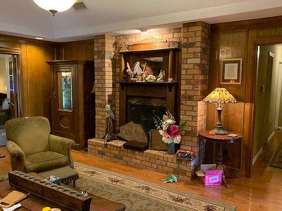 5th image of 301 Larchbrook Dr