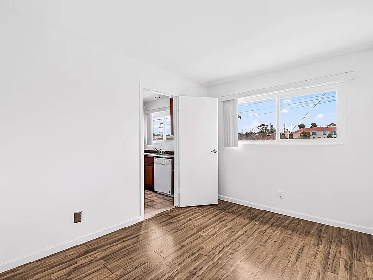 908 Roswell Avenue — Photo 17