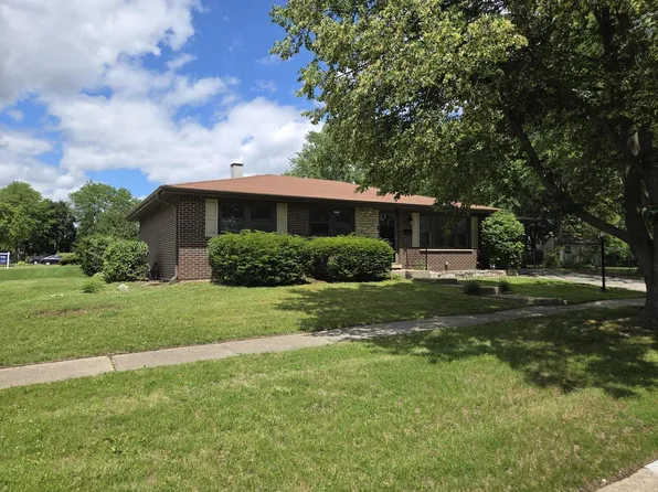 668 Lee Dr, Crystal Lake, IL 60014