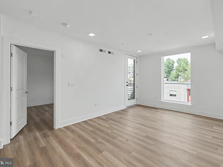 701 N Henry St #206 — Photo 36