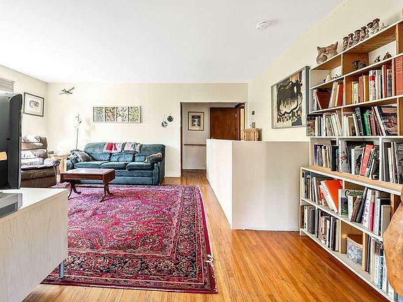 4th image of 671 Royalite Way SE