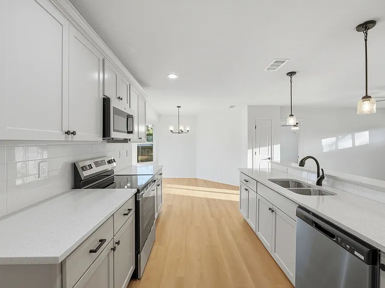 121 Elder St — Photo 3