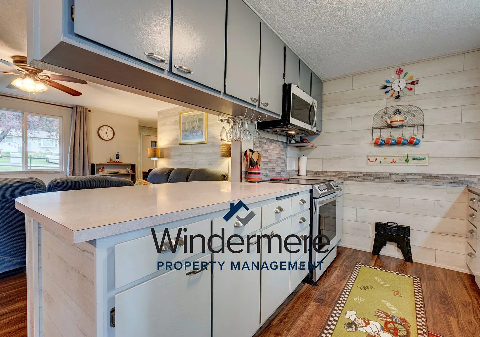 Fully-Furnished Cozy 3 Bedroom Home - (Short term-6 month lease only) — Photo 4